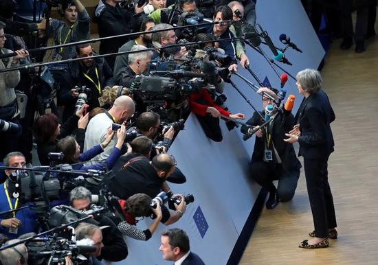 ▲当地时间2018年12月13日，比利时布鲁塞尔，英国首相特蕾莎·梅赴布鲁塞尔出席欧盟峰会，为其脱欧协议寻求转机。（视觉中国）