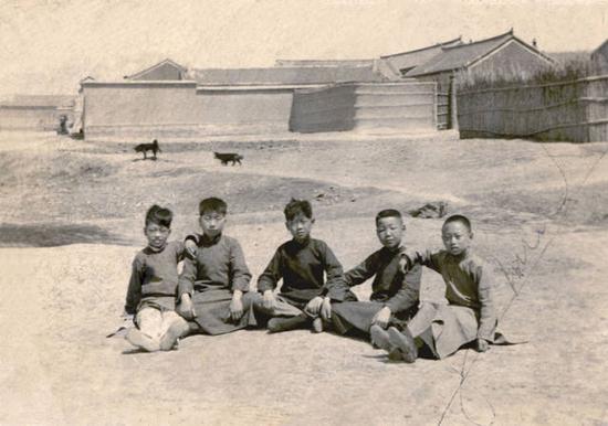 1937年在河北省宁河县芦台镇与小学同窗(右1于敏)