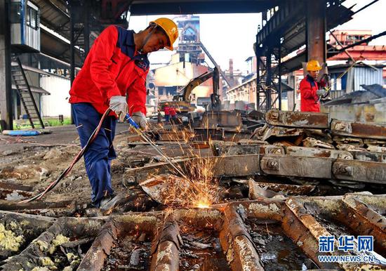 工人在河北唐山市一家停产的钢厂拆除炼钢设备（2018年7月12日摄）。  新华社记者 杨世尧 摄