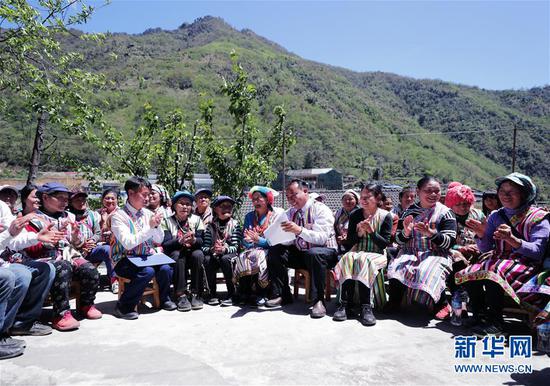 4月11日,云南省贡山县独龙江乡干部群众一同宣读学习习近平总书记的回信。 新华社发(谢宇 摄)