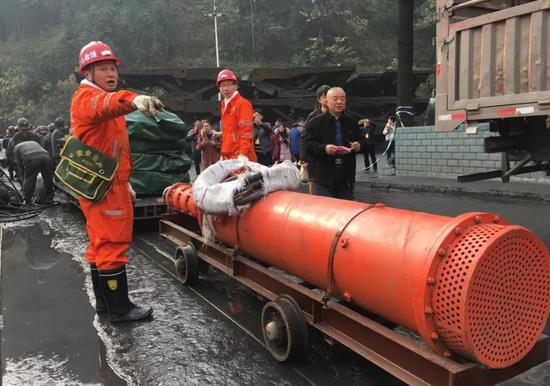 救援队正在抽水排水