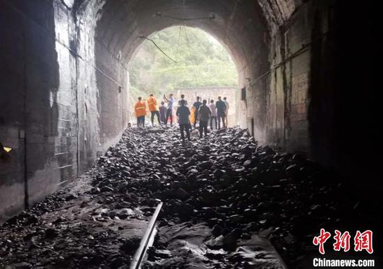 抢险人员正在泥石流灾害现场查勘。 刘伟建 摄