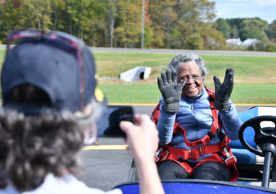 美国102岁二战女兵首次跳伞。（图源：社交媒体）