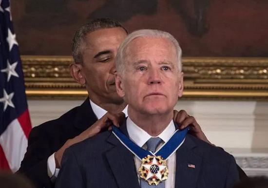  ·2017年1月12日，奥巴马在总统任期内授予拜登“杰出总统自由勋章”。