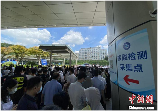  南京市要求，全体市民旅客离开南京均需携48小时内核酸阴性证明。申冉 摄
