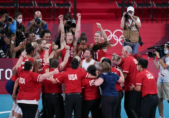  8月8日，美国女排庆祝胜利。新华社记者朱峥摄