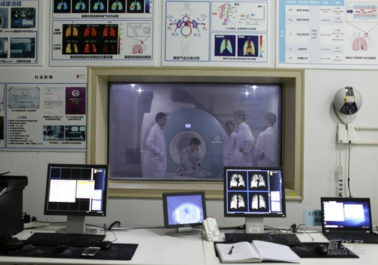 2019年4月18日，在中科院武汉物理与数学研究所武汉国家磁共振中心，科研人员在人体成像仪前讨论实验进展情况。