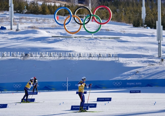 1月27日，运动员在国家越野滑雪中心赛道内滑行。新华社记者 牟宇 摄