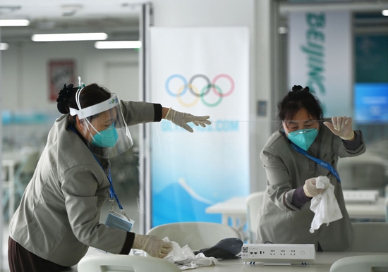 图为工作人员在北京国家速滑馆“冰丝带”的媒体工作区域消毒（2022年1月28日摄）。新华社记者 武巍 摄
