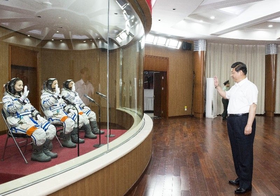 2013年6月11日,习近平总书记来到酒泉卫星发射中心航天员公寓问天阁,为即将出征的航天员壮行。