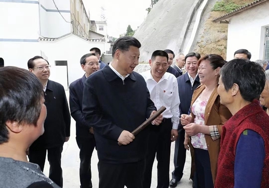 （2018年4月24日下午，习近平总书记来到宜昌市夷陵区太平溪镇许家冲村，接过村民洗衣用的棒槌，与村民亲切交流。）
