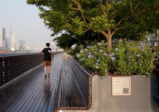 ↑杨浦滨江长椅边的“建筑可阅读”二维码，向人们介绍历史建筑故事和城市历史记忆（2022年7月28日摄）。