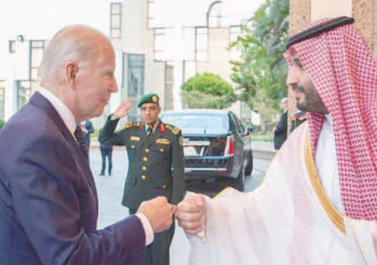拜登（左）7月访问沙特时与王储碰拳