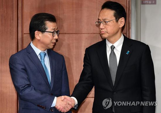 韩国外交部东北亚局长金容吉（左）与日本外务省亚洲大洋洲局局长金杉宪（韩联社）