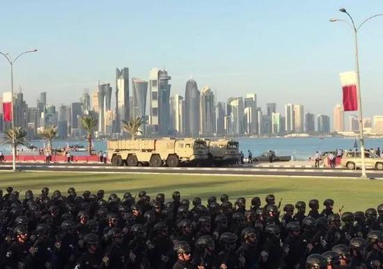 ▲两辆BP-12A发射车亮相卡塔尔阅兵式。