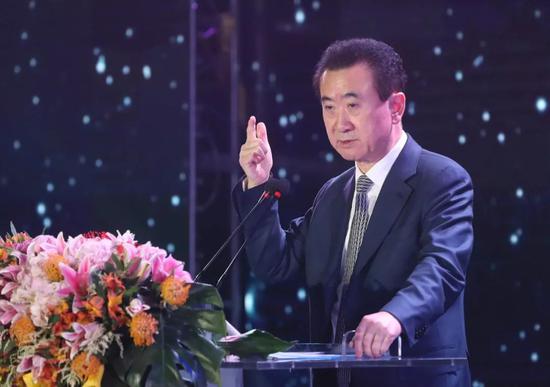 　　2017年12月，王健林出席苏宁智慧零售大开发战略暨合作伙伴签约大会，于会上发言。 图/中国新闻图片网