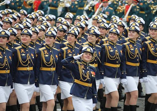  在红场上接受检阅的女兵部队。（图源：俄罗斯卫星通讯社）