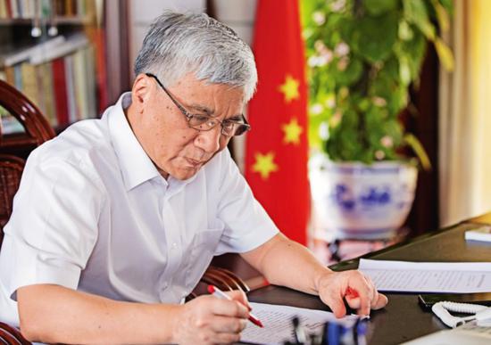 习近平深入甘肃省古浪县农村林场考察调研