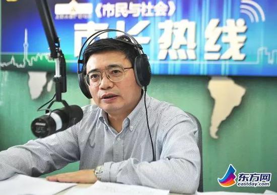 任上海副市长期间，蒋卓庆作客上海广播电视台“市长热线”，与市民交流 图源：东方网