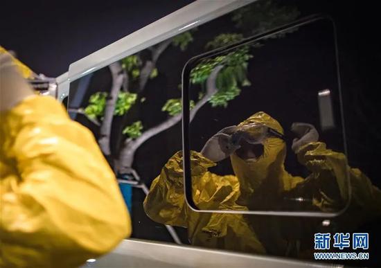 ▲劉森波對著車窗檢查護(hù)目鏡的穿戴情況