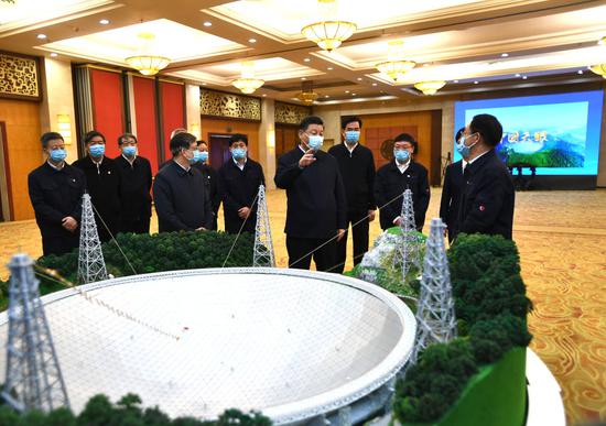 ↑2021年2月5日上午,习近平在贵州亲切会见“中国天眼”项目负责人和科研骨干,听取“中国天眼”建设历程、技术创新、国际合作等情况介绍。