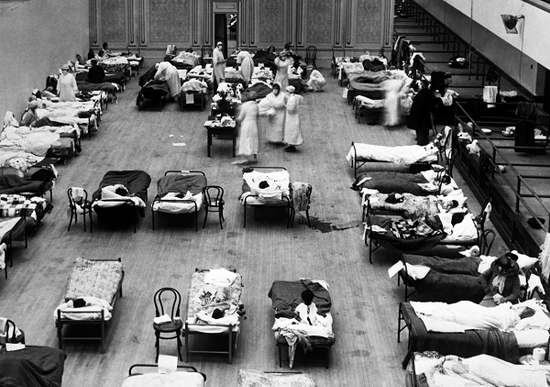 △1918年，美国加利福尼亚州奥克兰市，市政礼堂正在用作临时医院，由美国红十字会的志愿护士在流感大流行期间照顾病人。