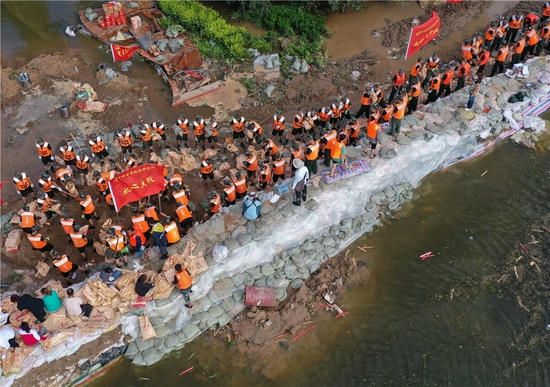 救援人员在河南省鹤壁市浚县傅庄堤上搬运沙袋，加固大堤（7月29日摄，无人机照片）。新华社记者 李安 摄