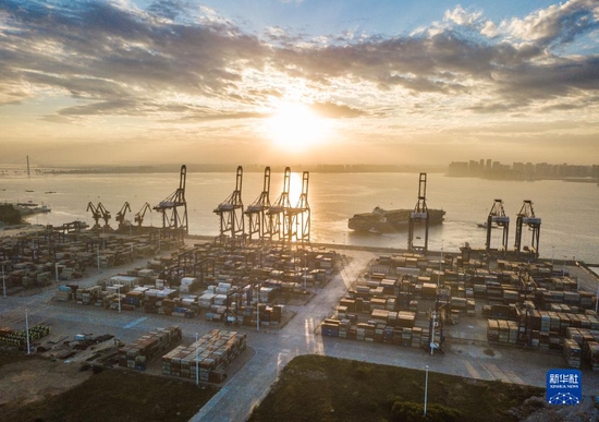  这是2021年12月5日清晨在海南洋浦经济开发区拍摄的海南自贸港建设重要的集装箱航运枢纽——洋浦国际集装箱码头（无人机照片）。新华社记者 蒲晓旭 摄