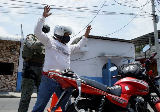 ����ʱ��2021��10��19�գ���϶�����ǻ�������϶��ȫ���������״̬���Դ�����淺�ĵķ����ͱ����¼���������Ա�ڽ�ͷ��ǿѲ�ߺͼ�顣ͼ/IC photo