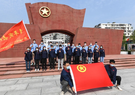 5月4日，一家央企的青年团员在广州团一大广场进行主题团日活动。新华社记者 刘大伟 摄