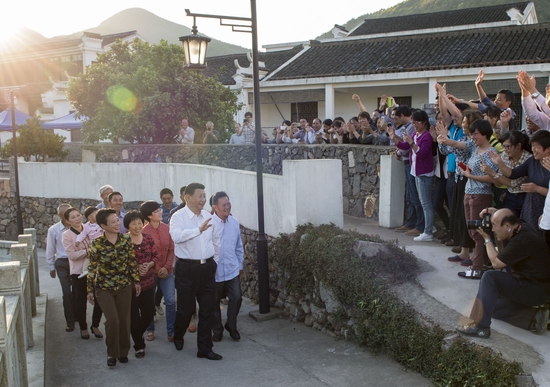  2015年5月25日至27日，习近平总书记在浙江考察调研。这是5月25日下午，总书记在舟山定海区干（石览）镇新建社区视察。