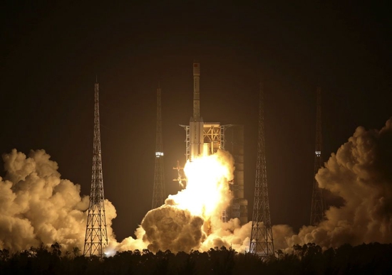  2021年12月23日18时12分，我国在文昌发射场用长征七号改运载火箭，成功将试验十二号卫星01星、02星发射升空。卫星顺利进入预定轨道，发射任务获得圆满成功。新华社发（胡煦劼 摄）