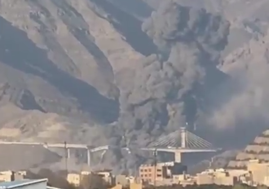 致8死95伤！美炸毁伊朗“最大桥梁”，特朗普放炸桥视频，暗示后续还有更多类似空袭，伊朗外长：不会投降，“美国的地位受损”将不可逆转