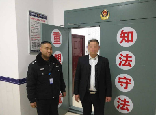 杨某(右)接受处罚