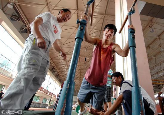 刘翔影帝:媒体:“失踪”的刘翔和他的十年 2008年9月24日,中国上海,刘翔在教练孙海平的指导下,进行力量恢复训练