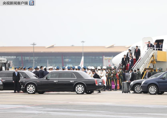 △这是缅甸国务资政昂山素季抵达首都机场。（央视记者汪曙光拍摄）