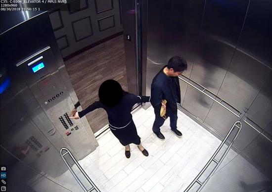  图片来源：警方公布电梯间监控照片