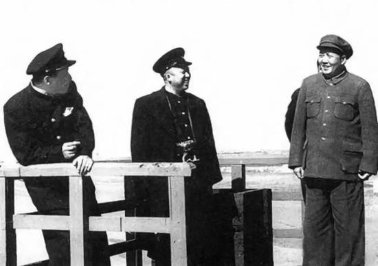 △这是1952年10月毛泽东到山下的郑州黄河铁路桥视察。此桥修建于1903年,1906年4月通车,是黄河上第一座铁路桥,全长3015米,也是新中国成立以前最长的桥。