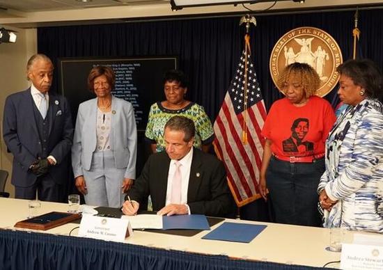 环球网纽约州长科莫签署法案禁止警察扼颈制服嫌犯 招致警察工会批评