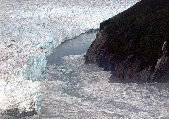 德冰川(the hubbard glacier,alaska)被史上第二大冰湖溃决洪水所淹没