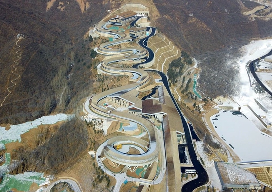 这是2021年1月19日拍摄的北京2022年冬奥会延庆赛区国家雪车雪橇中心（无人机照片）。新华社记者 张晨霖 摄