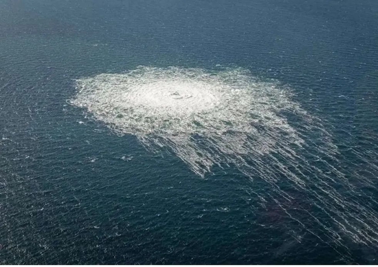 ·北溪管道被炸毁后，泄漏的天然气不断涌上海面。