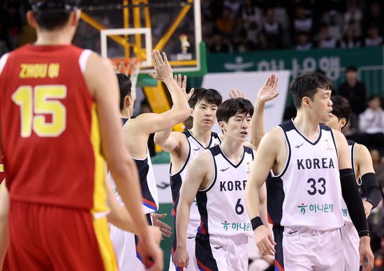 男篮世亚预-中国再负韩国 程帅澎19分伤退 李政玹6三分轰24分