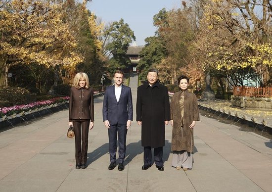 习近平同法国总统马克龙在成都进行友好交流