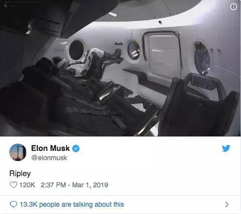 Space X公司CEO马斯克在推特上展示了“龙”飞船上的机械假人