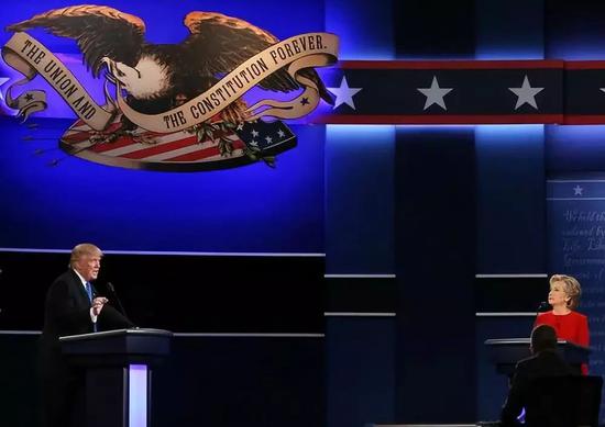 2016年9月26日，在美国纽约州亨普斯特德的霍夫斯特拉大学，希拉里·克林顿（右）和唐纳德·特朗普参加2016年美国总统候选人首场电视辩论。新华社记者秦朗摄
