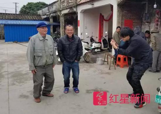 ▲吉吉邀请村民帮忙拍摄一段视频。图片来源：红星新闻