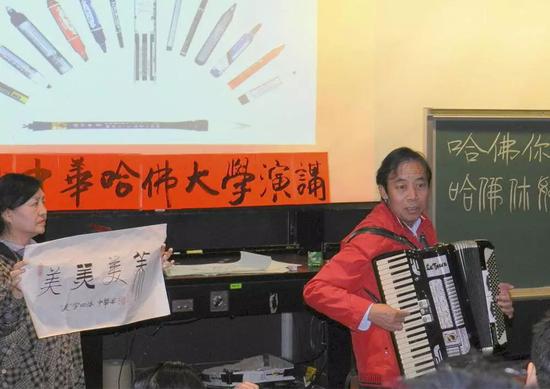 2011年11月美国哈佛大学，庞中华借助音乐解释中国的古代书法，让外国人轻松快乐地理解并喜爱上中国书法艺术。菊子摄于哈佛