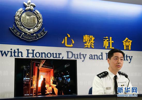 12月27日，香港特区政府警务处警察公共关系科总警司郭嘉铨在新闻发布会上展示照片。新华社记者 李钢 摄