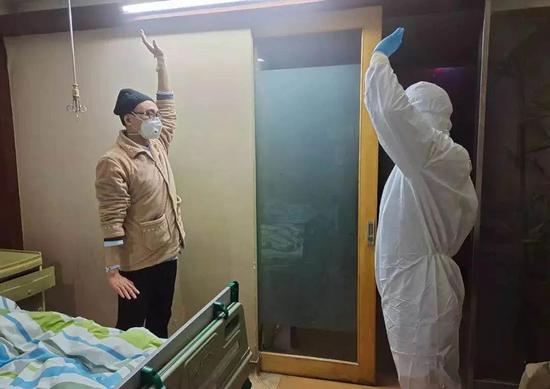 2月1日，湖北省中西医结合医院隔离病区，医护人员正在教患者练习中医养生操八段锦